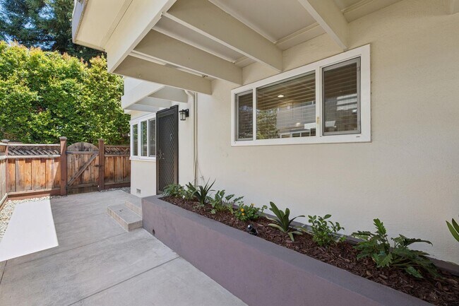 Building Photo - Luxury Apartment Available in gated Community downtown Palo Alto!