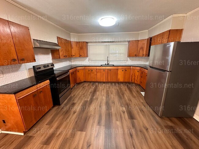 Building Photo - $950 - 2 bedroom / 1 bathroom home with a bonus loft!