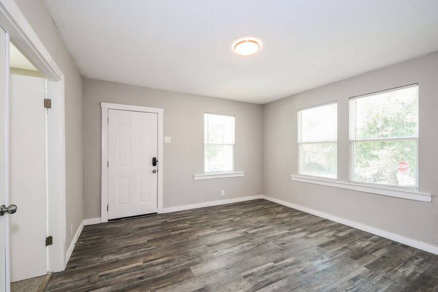 Building Photo - 1939 Chippewa St