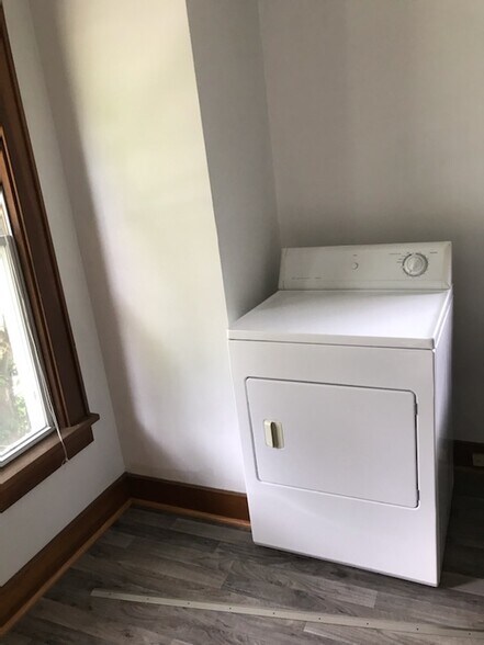 Laundry - 319 Stewart Ave B Marlena