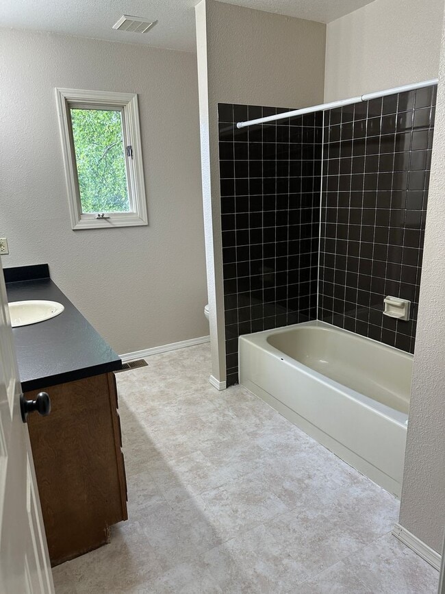 Building Photo - Kempton Hills 3 Bedroom/2.75 Bath Home with Sauna!