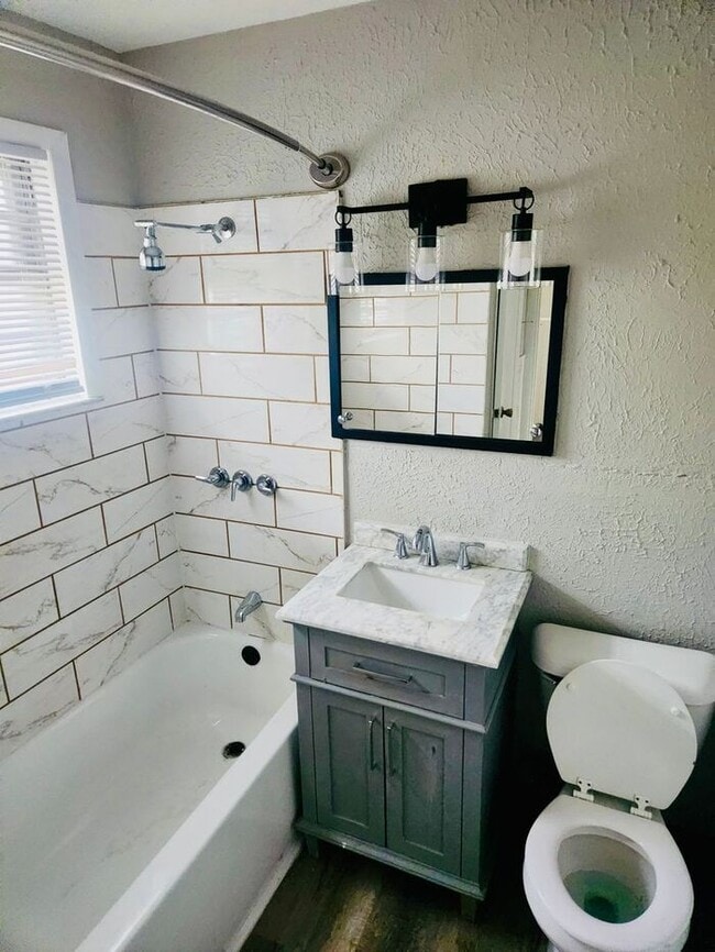 Building Photo - cozy home offers 3 bedrooms, 1 bathroom