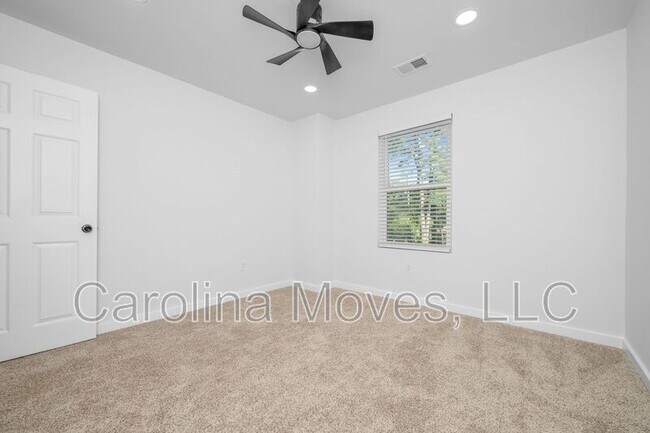 Building Photo - 10 Valley View Dr