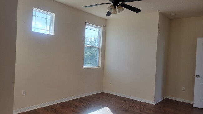 Building Photo - 563 Blue Cypress Dr