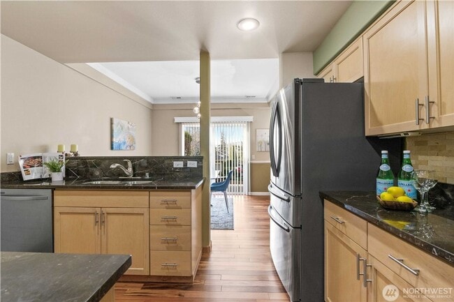 Building Photo - Town house available in desirable woodinville