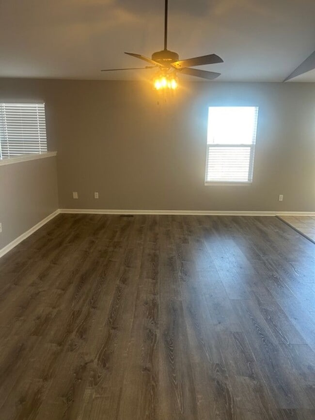 Building Photo - Beautiful 5 Bedroom Home!