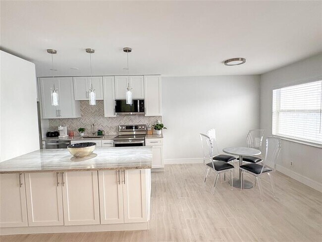 Building Photo - 4541 N Ocean Dr