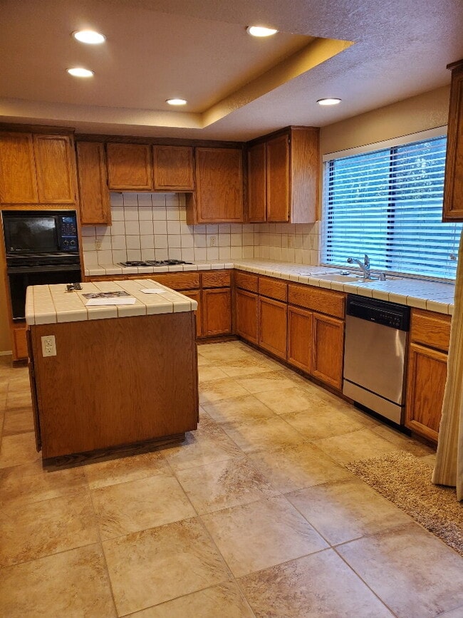 Building Photo - "Spacious 4-Bed, 3-Bath Oasis in Gold River with pool!"