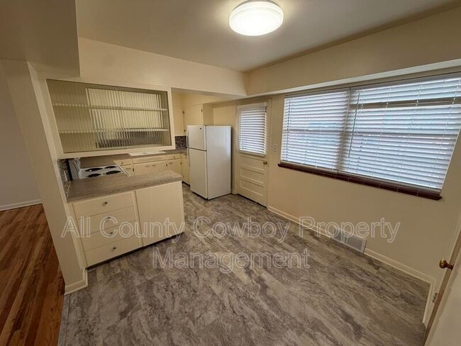 Building Photo - 700 W 1st Ave