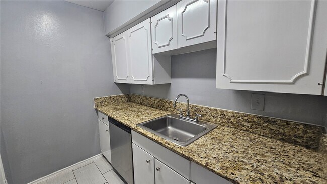 Building Photo - 3015 Greenridge Dr