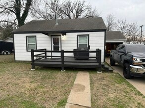 Building Photo - 1304 E Lincoln Ave