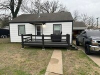 Building Photo - 1304 E Lincoln Ave