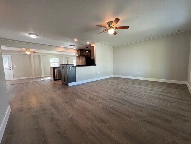 Building Photo - $1,795 ** Annual ** Available 5/15/26 ** Recently Upgraded **3 Bedroom / 2 Bath * Port Charlotte