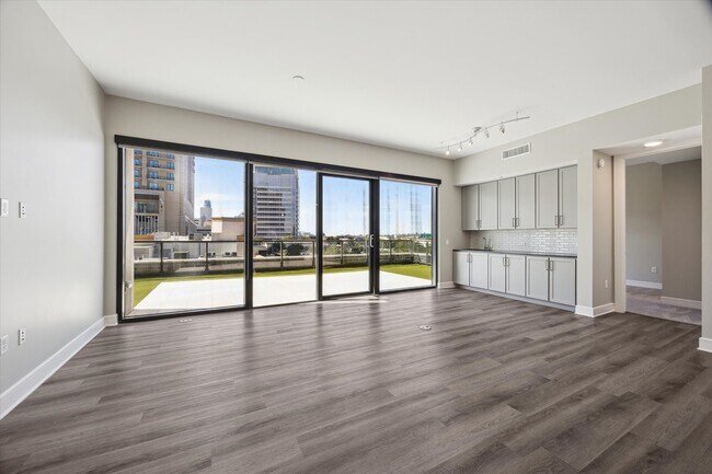 Building Photo - 9757 Katy Fwy