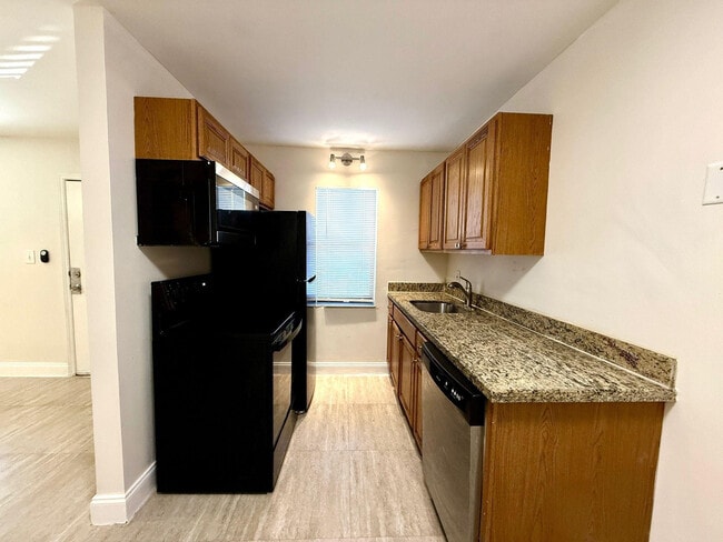 Building Photo - 607 NE 29th Dr