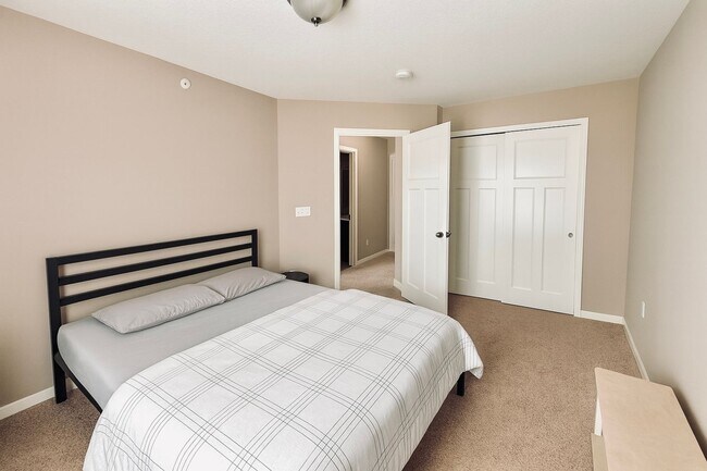 Building Photo - Updated 4bed/3bath Townhome in Prime Maple...