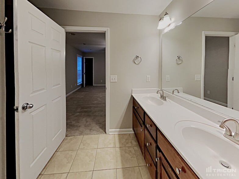 Building Photo - 703 Maple Ct