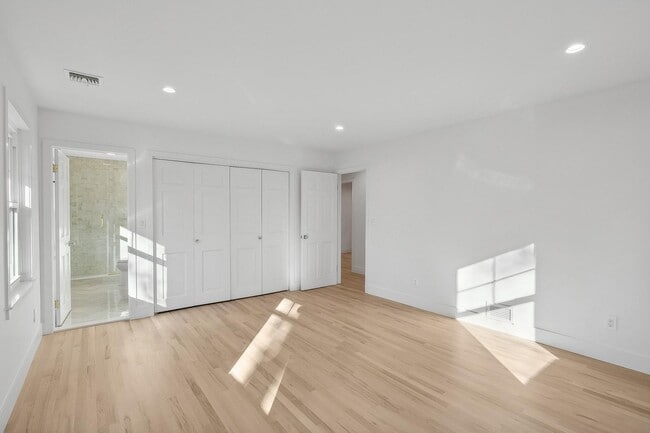 Building Photo - 471A Woodbury Rd