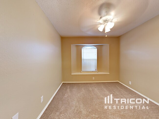 Building Photo - 2545 Clovermeadow Dr