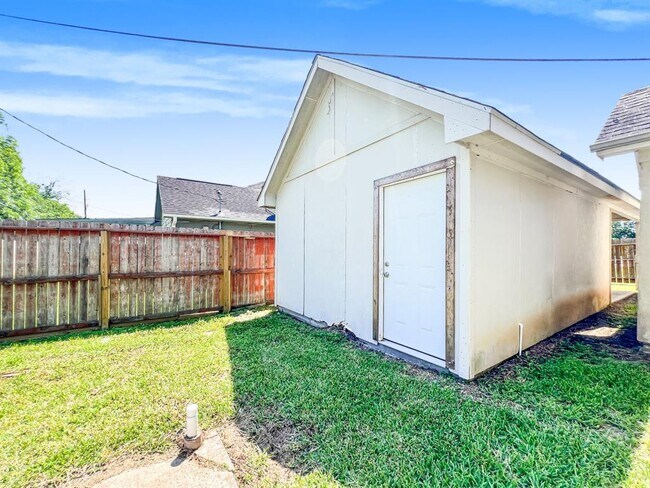 Building Photo - 5715 Ladonia St