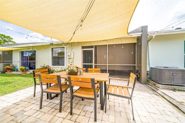 Building Photo - 5400 Lakewood Cir S