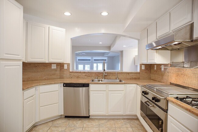 Building Photo - Townhome in the desired Chesapeake Harbour!!!