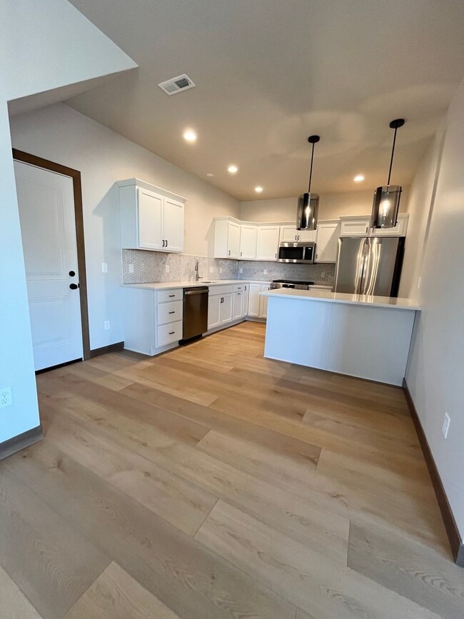 Building Photo - Newly Built 4 Bed/2.5 Bath Townhome in Aspen Ridge!