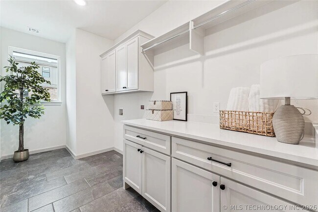 Building Photo - 5 Bed | 5 Bath House