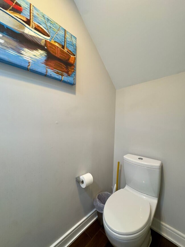 Building Photo - Charming 4Bed/3Bath in Riverside Neighborhood