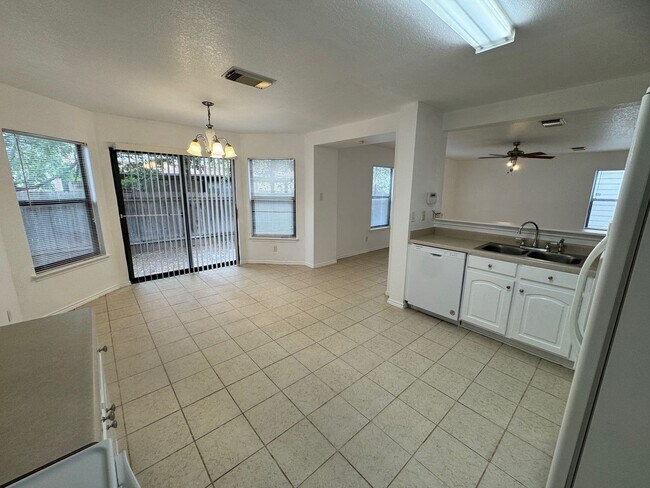 Building Photo - Spacious 3-Bedroom Home in Prime Location ...