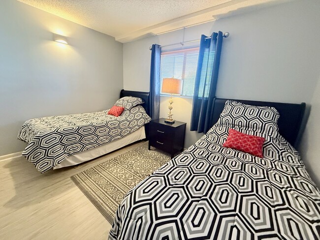 Building Photo - 2 bed 2 bath Turnkey Yearly Rental – Water...
