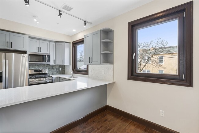 Building Photo - 585 Hoboken Rd