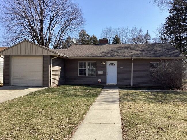 Building Photo - 2 Bedroom Single Family Home