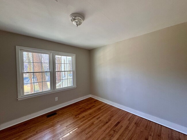 Building Photo - Renovated 3BR Near UNC Law School