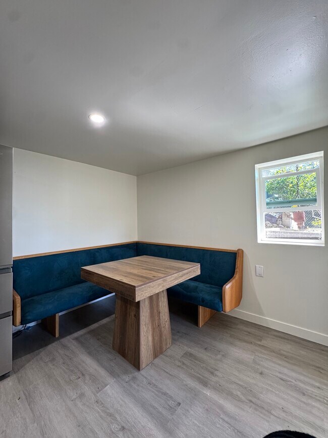 Kitchen Banquette - 837 Micheltorena St