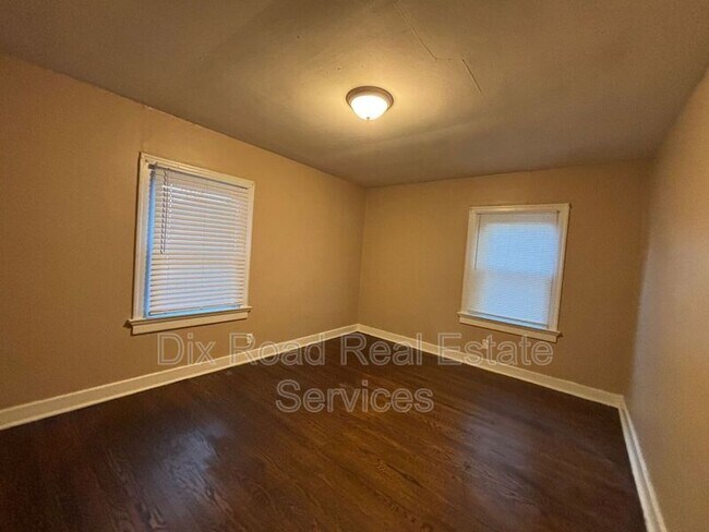 Building Photo - 916 Linden Ave