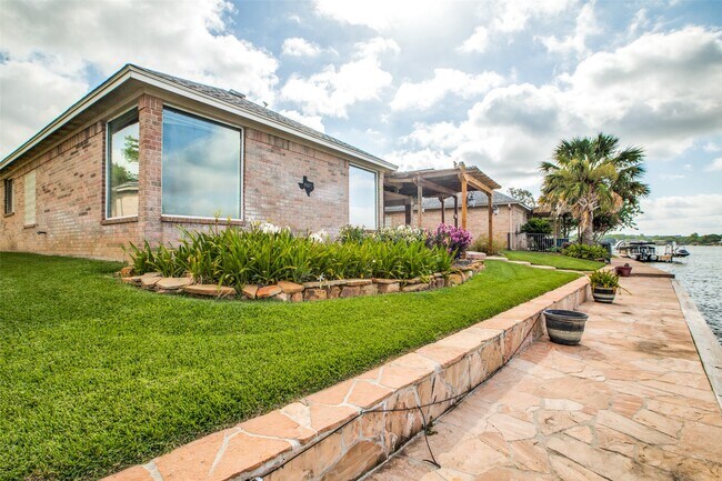 Building Photo - 13661 Lakeside Pl Dr