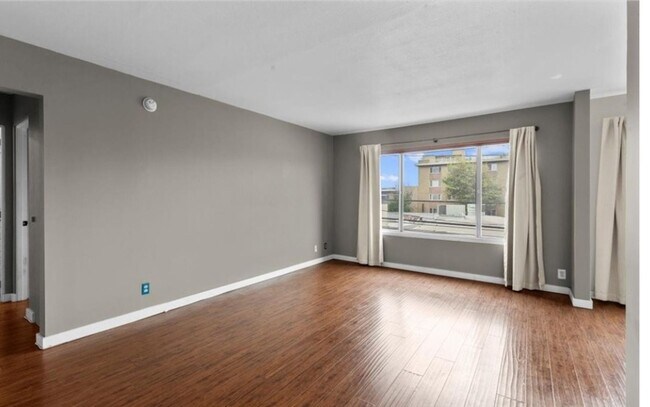 Building Photo - Hancock Park Condo