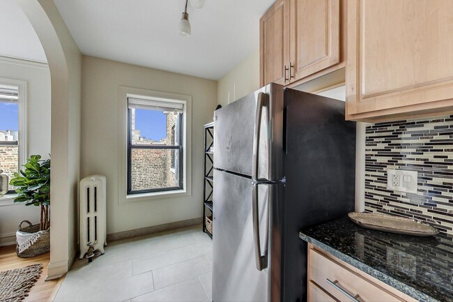 Building Photo - 1824 N Lincoln Park W
