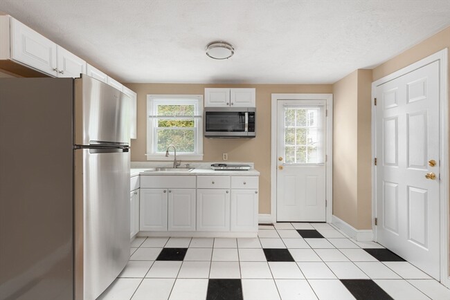 Building Photo - 1932 Washington St