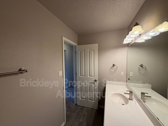 Building Photo - 7420 Tangerine Ct NE