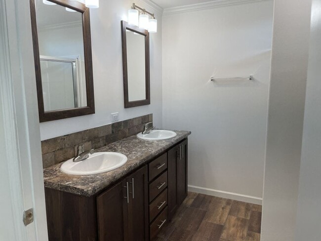 Building Photo - 5631 Pinecrest Dr