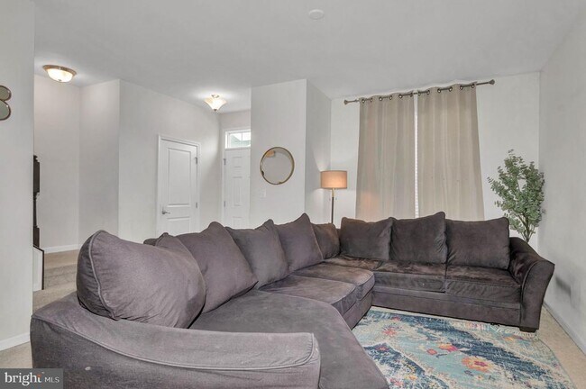 Building Photo - 8633 Rosecrans Ln