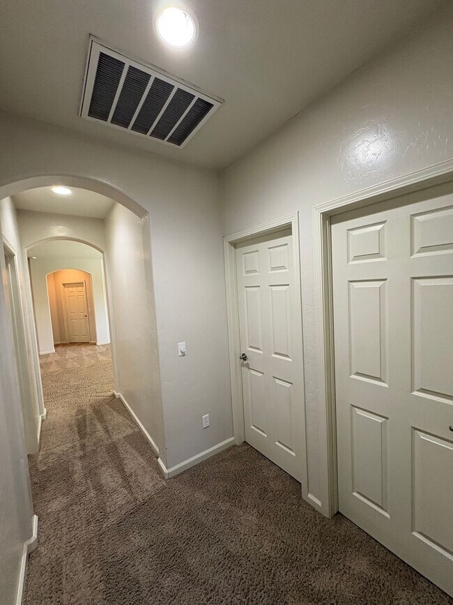 Building Photo - Lovely home available now!