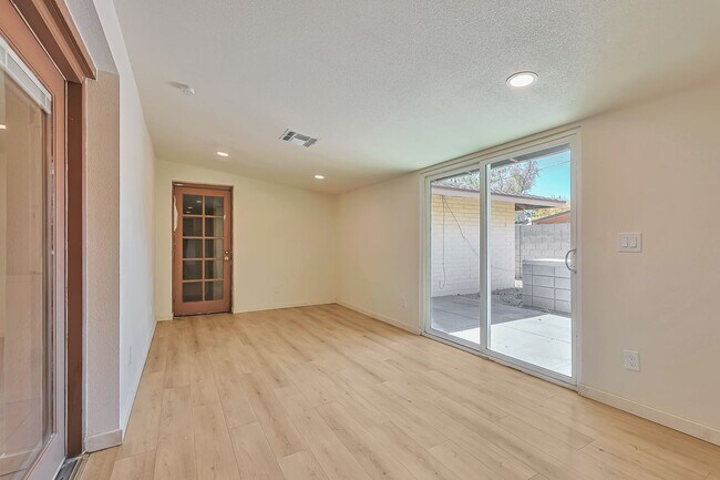 Building Photo - WALK TO ASU.  6 Bed 4 Bath right near campus