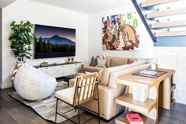 Building Photo - 10 Tree Line Ln