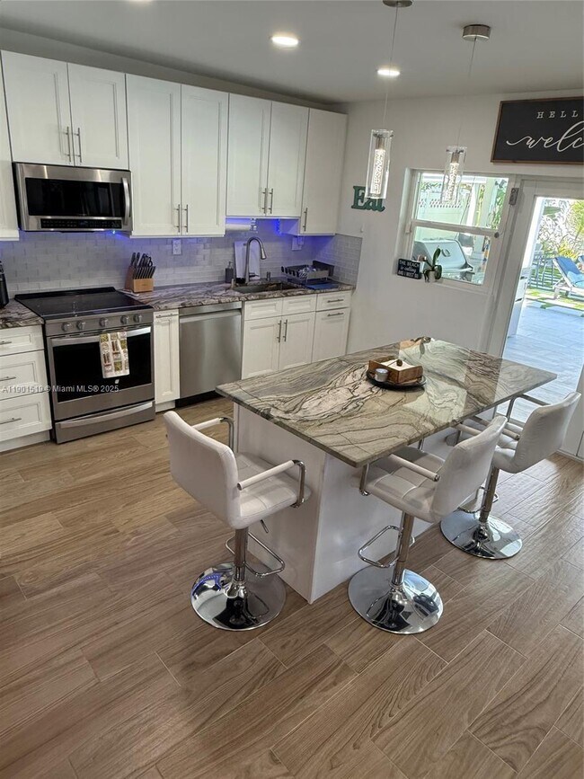 Building Photo - 1637 SE 1st St