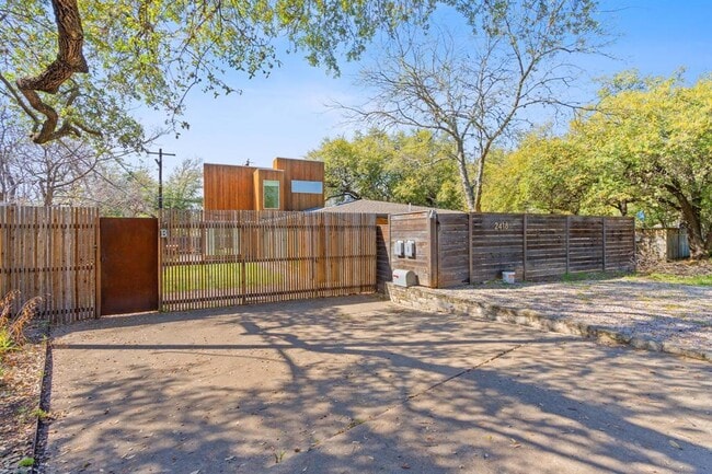 Building Photo - 2418 S 5th St