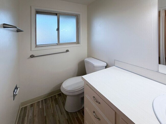 Building Photo - 25 Wedgewood Dr