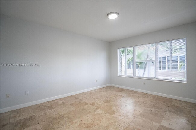 Building Photo - 2180 Bay Dr